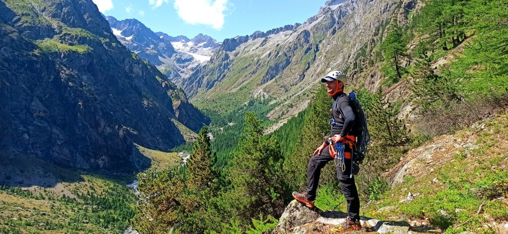 Richard, fondateur d’ecoAltitude, en escalade grande voie au cœur de la montagne Ailefroide