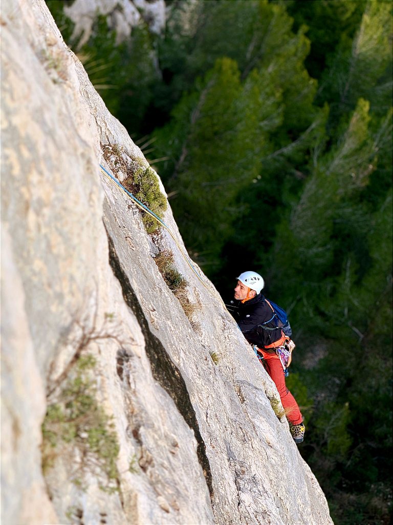 Richard en progression sur une paroi rocheuse lors d’une grande voie d’escalade