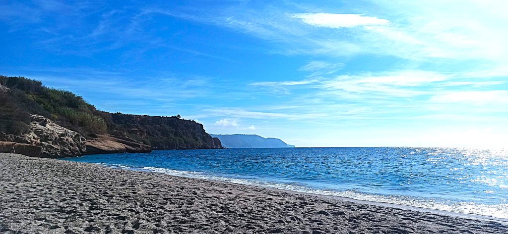 Burriana Beach Grande et animée mais magnifique : pratique si tu veux une plage “confort” avec services à proximité et de nombreux restaurants.
