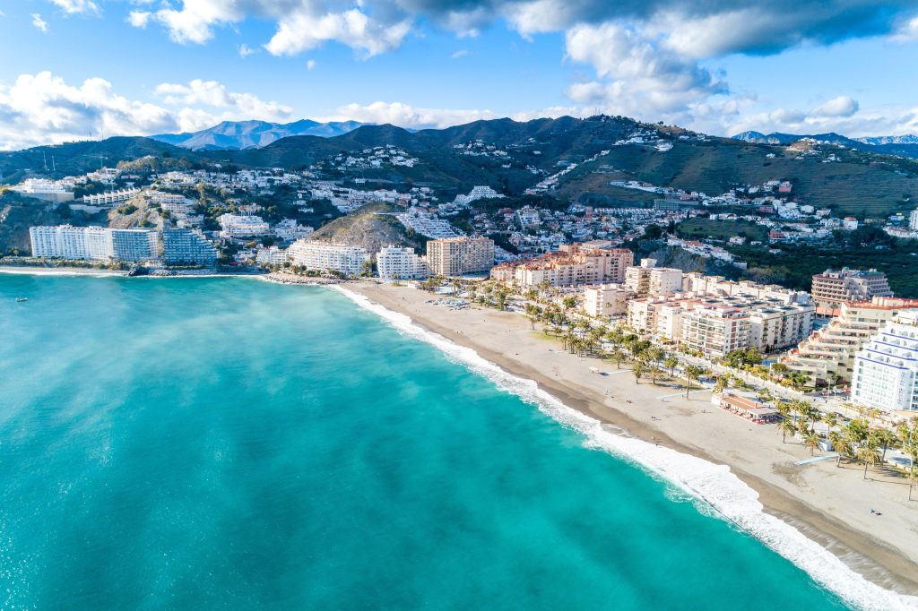 San Cristobal (Almuñécar) Plage pratique et accessible : bien si tu veux combiner plage + village sans te compliquer la logistique.