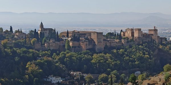Vue de l’Alhambra à Grenade pendant un séjour escalade